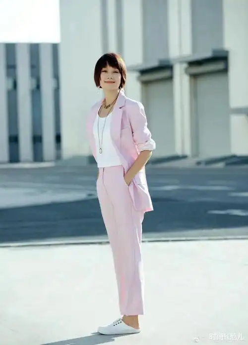 马伊琍新发型真好看,换刘海短发气质减龄,穿粉色西装美回少女样