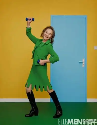83岁吴彦姝活力大片释出绿裙配长靴演绎摩登时尚