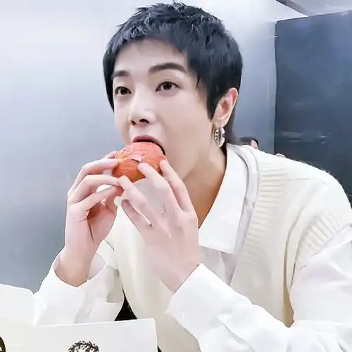 我好馋好馋@华晨宇yu可爱宝宝吃可爱的99泡芙,这种奶团子我真受能