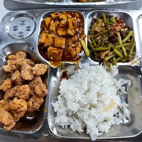 学生晒学校食堂午餐,菜品丰富到眼花缭乱,网友:招大龄学生吗?