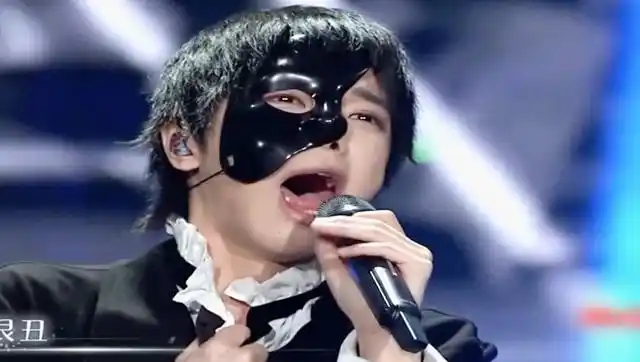 华晨宇很少那么深情的唱一首歌,戴面具演唱经典,听红了眼眶!