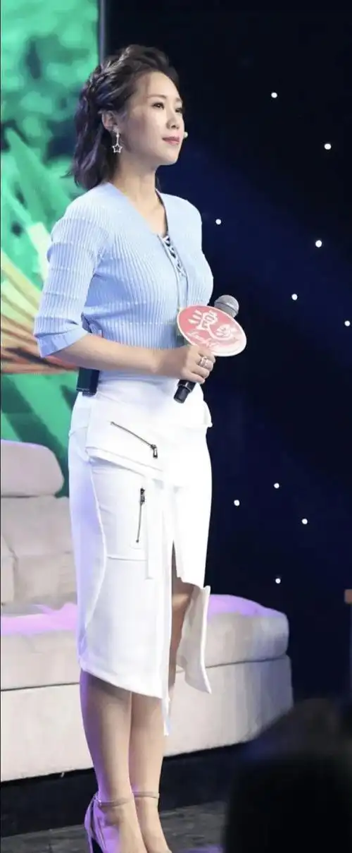 歌手云朵近照精致的妆容皮肤的白皙一点也不像36岁的人