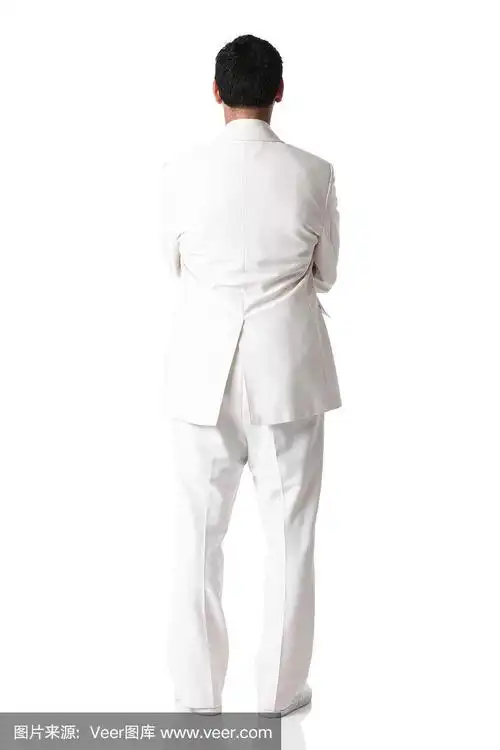 一个穿着白色西装的男人的背影