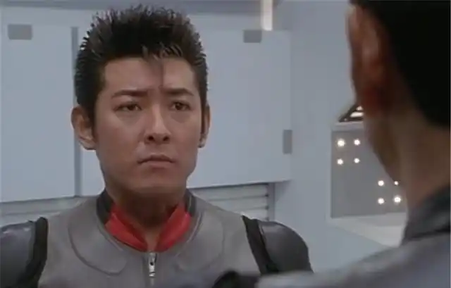 宗方诚一应该注意的是,居间是奥特曼系列剧中的第一个女队长!