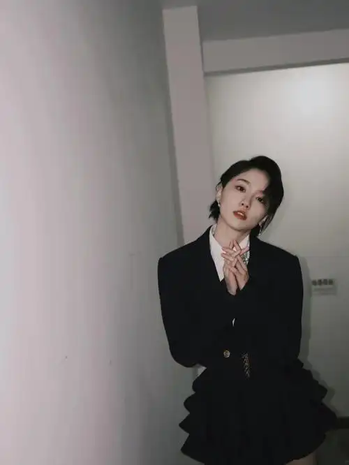 7731363936327015演员成果77 利落酷美的黑金少女