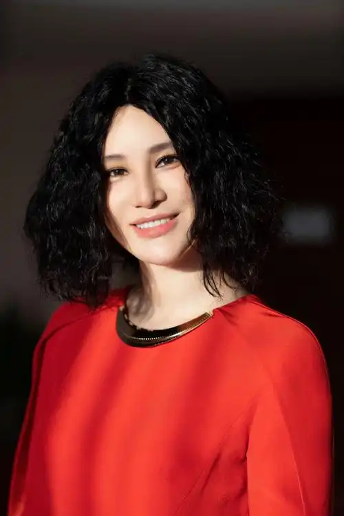 尚雯婕还原歌手泡面头造型