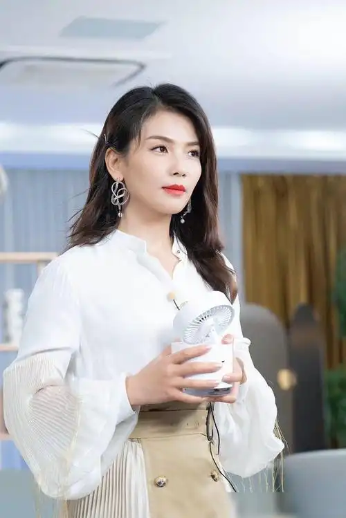 刘涛真是又嫩了穿衬衫搭配短裙演绎别致的职场造型清新又优雅