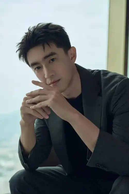 明星林更新写真集:剑眉星眸,仪表堂堂