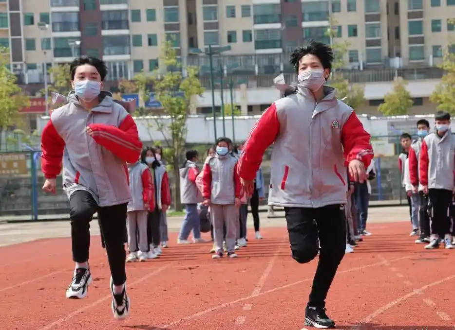学生跑步猝死事件引争议 复课学校亟须补上体育课