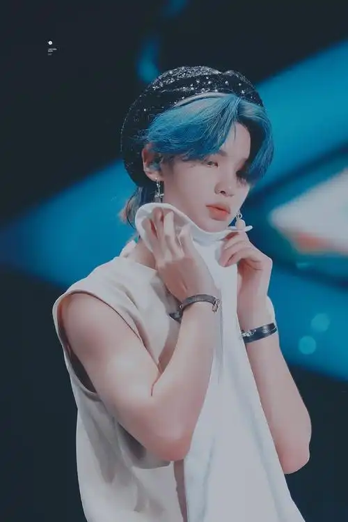 黄明昊justin蓝发