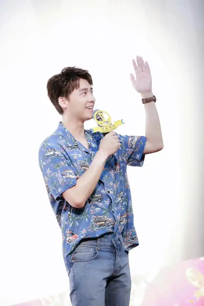 蓝色系花衬衫峰峰组图.#李易峰 "今日份薄荷草草,好好看鸭" - 抖音