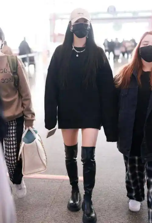 原创孔雪儿穿毒汁靴现身看清生图下的真实腿型怕是被上帝吻过