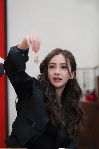杨颖现身综艺巧手神探黑西服配大波浪气质状态还是那么好