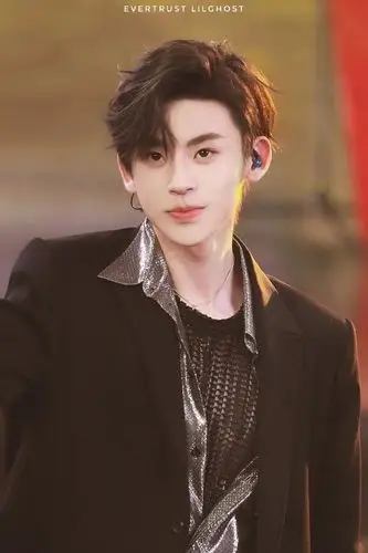 今日份壁纸小鬼王琳凯1216