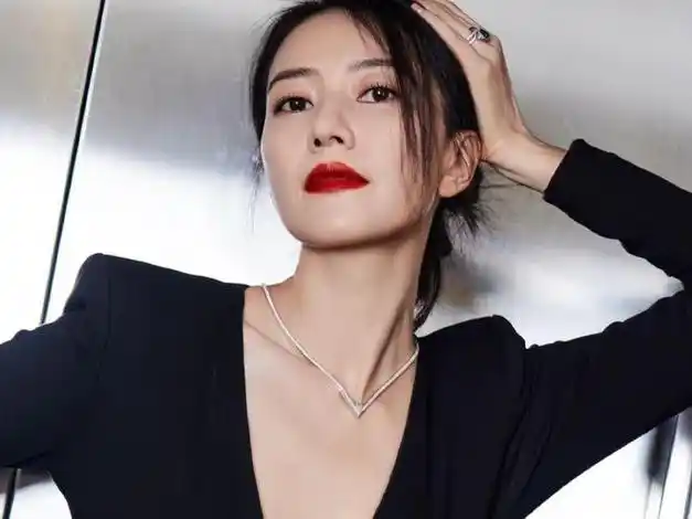 高圆圆绝美身材惊艳众人,蜂腰宽臀犹如女团成员