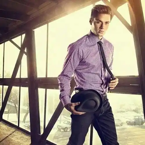 不光会拍照:josh rossi,是一位摄影师.