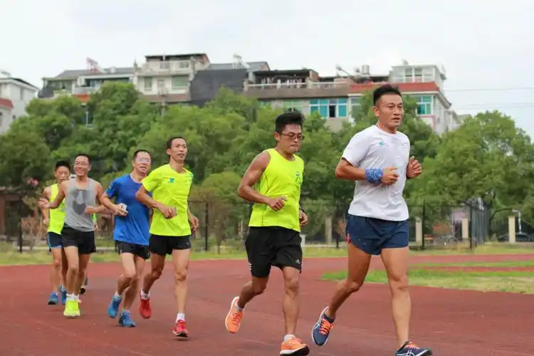 2017年9月3日下午4点,浙江省浦江县马拉松俱乐部,在实验中学操场跑步