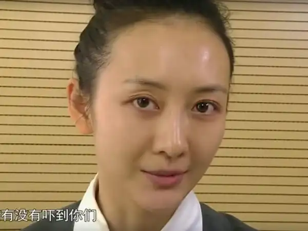 etfashion 电视 影片中,只见王鸥将卸妆水沾在卸妆棉上,豪爽地卸掉