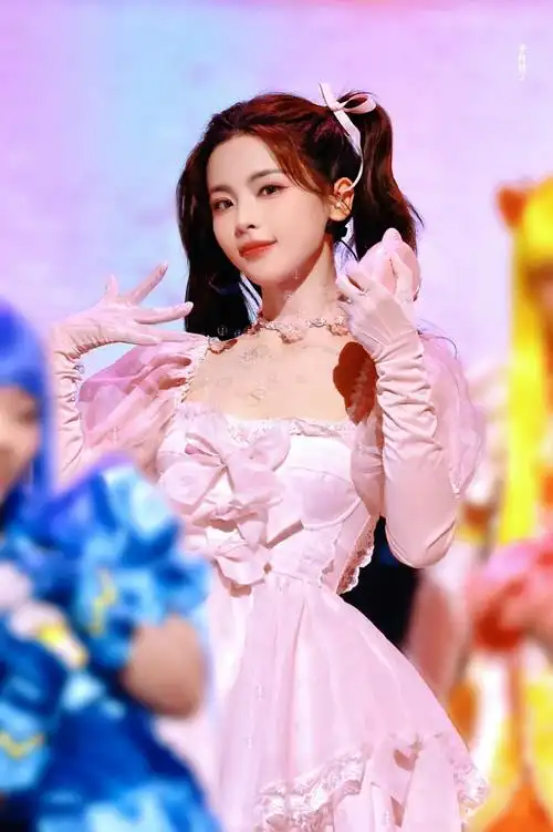 杨超越双马尾公主裙造型##杨超越粉色公主裙