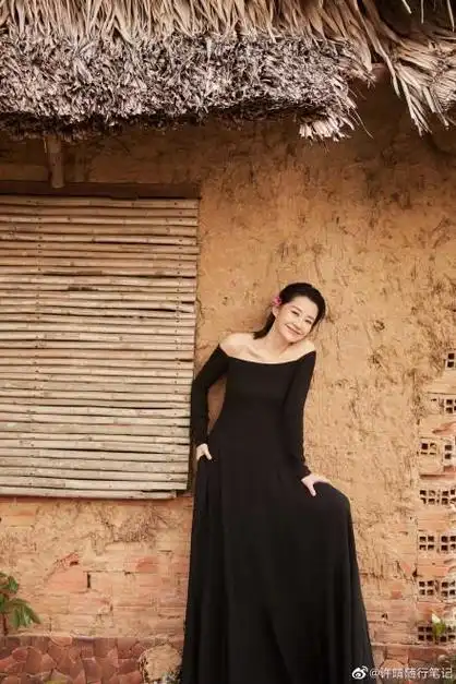 许晴最近近照曝光,穿蕾丝上衣有点撑的既视感