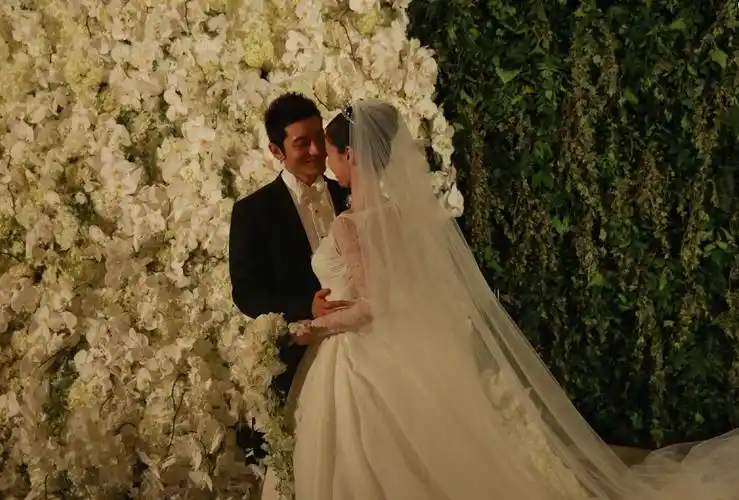 黄晓明与baby结婚证件照曝光 搞怪卖萌玩穿越