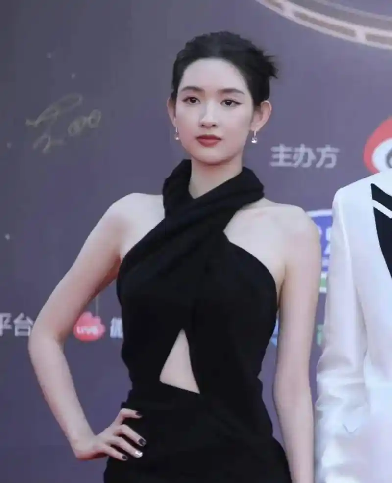 王玉雯的礼服来自 ala07a,同样一身全黑的造型,同样是交叉挂脖的