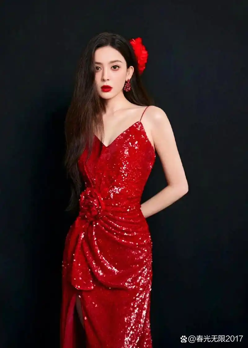 97  95古力娜扎身着红色亮片裙,仿佛把整个舞台都点亮了!