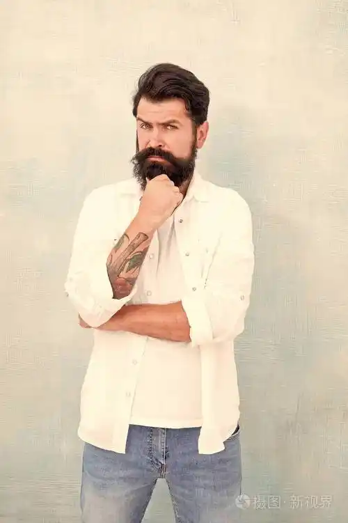 长胡子的男人散发出男子气概.外表的吸引力.帅气时髦放松.