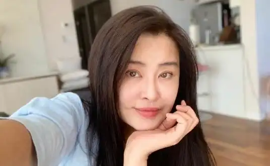 57岁王祖贤素颜照上热搜,五官僵硬疑似整容,发量多到让人羡慕!