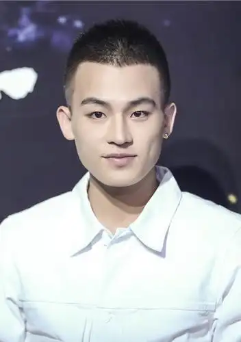 左耳苏有朋携众主创互扔彩粉包欧豪突破尺度