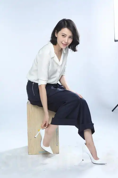 高圆圆的白色高跟鞋经典黑白配优雅大方清秀绝伦又简约时尚