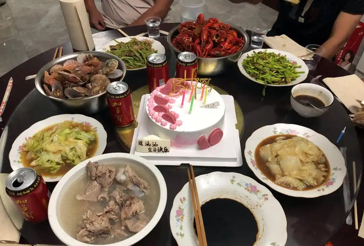 宝妈晒孩子生日餐火了,网友笑说:哪是孩子过生日,明显大人聚餐