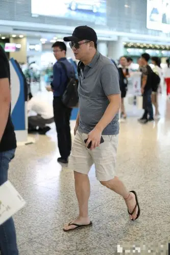 张嘉译踩人字拖外出 脚踝上还拴着小红绳