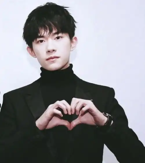 易烊千玺送你一朵小红花#四字弟弟在线花式比心宝贝可可爱爱(29˙