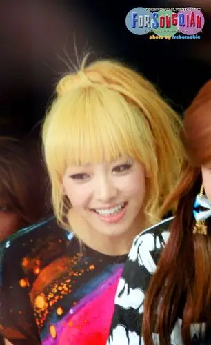 美女明星宋茜图片 f(x)金发宋茜火辣热舞图片