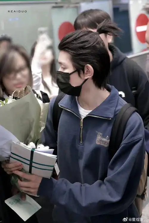 王源大背头小揪揪#王源一身运动风套装到达米兰机场,还留了长发粤了