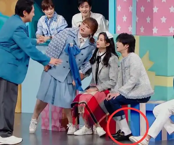 学生党别再露脚踝了,华晨宇的"奶油袜"火了,瞬间显腿细5厘米