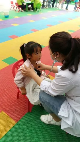 通远镇卫生院的医生们来小天使幼儿园给宝宝们进行体检