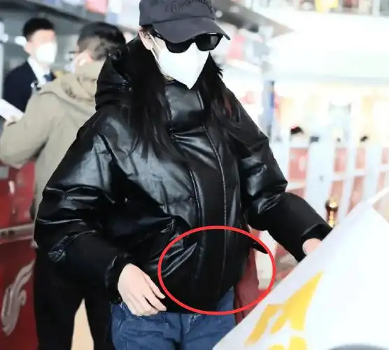 这张照片中,迪丽热巴的肚子更是鼓得厉害.