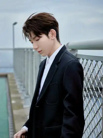 王源撑伞氛围感##王源黑西装造型