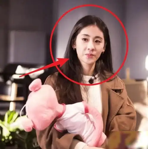 34岁张碧晨素颜曝光,眼袋突出皮肤暗黄,嘴角的痘印清晰可见!