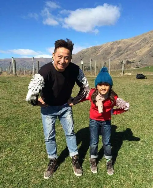 48岁黄磊首晒3胎小儿子照片儿女同框幸福感爆棚