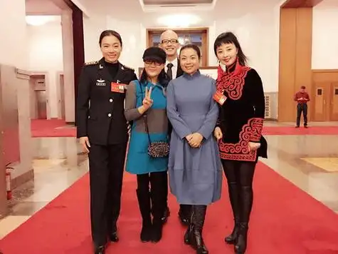 原创张也下乡商演,看体型水桶身材腰尺有2米5,一脸富贵相不像歌唱家