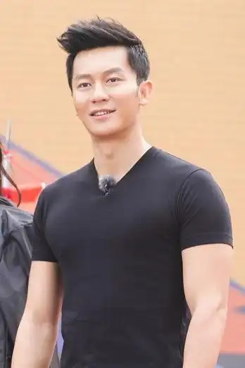 李晨曾是一名军人,如今成为娱乐圈闪耀的明星,他的人生旅程犹如一部