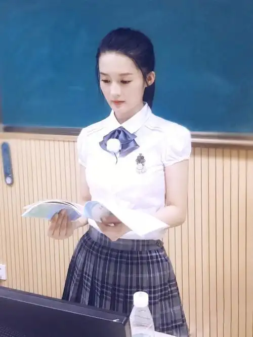 终于等到李沁穿jk制服了不仅秀出月亮腿生图下颜值太抗