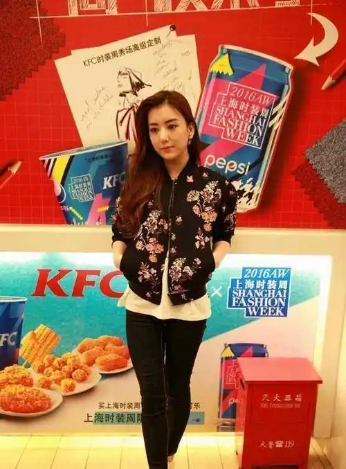 还有她的穿搭,有眼尖的网友发现了,其实方媛作为模特身高并不是很高