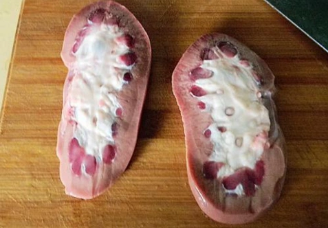 一般情况下,猪腰子里面的白是不能吃的,它是猪的肾脏器官,里面会含有