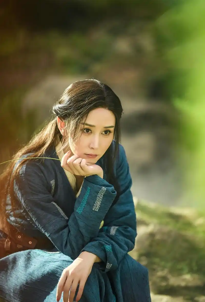 胡静:年龄非阻碍,经验成魅力,引领中年演员新机遇 胡静用自己的行动