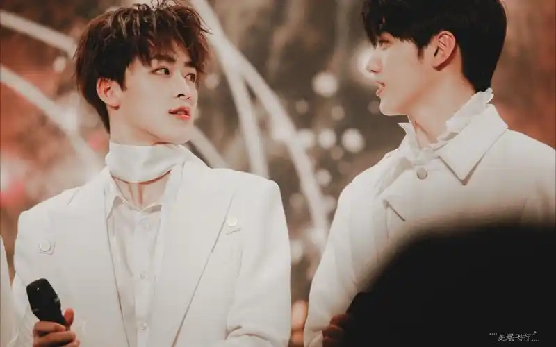 r1se焉栩嘉,何洛洛 两个小朋友的友谊让人羡慕