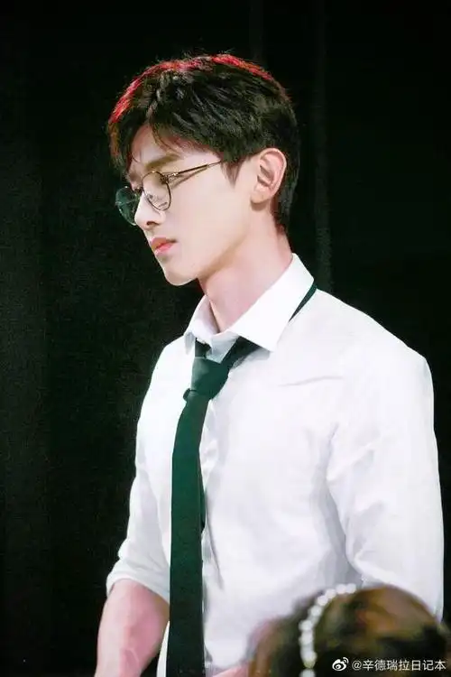 谁来救救白敬亭#戴眼镜的白敬亭,谁来救救我01